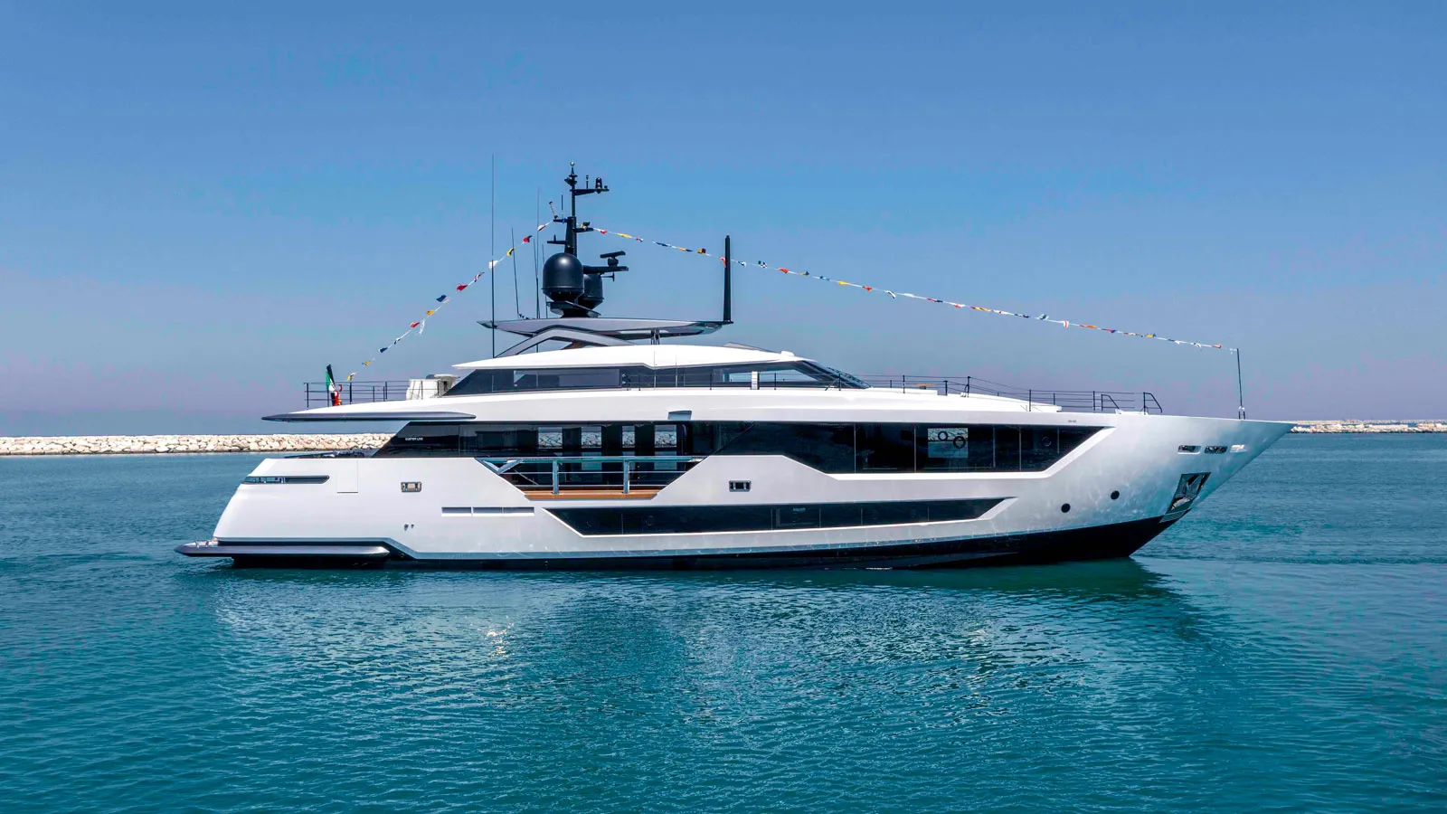 Custom Line CL 106 Yacht M/Y Etoile for Sale