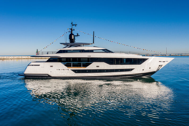 Yacht & Villa sell Custom Line CL 106 M/Y Y